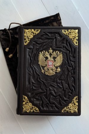 старинная карта, меч, перо, книга в кожаном переплете