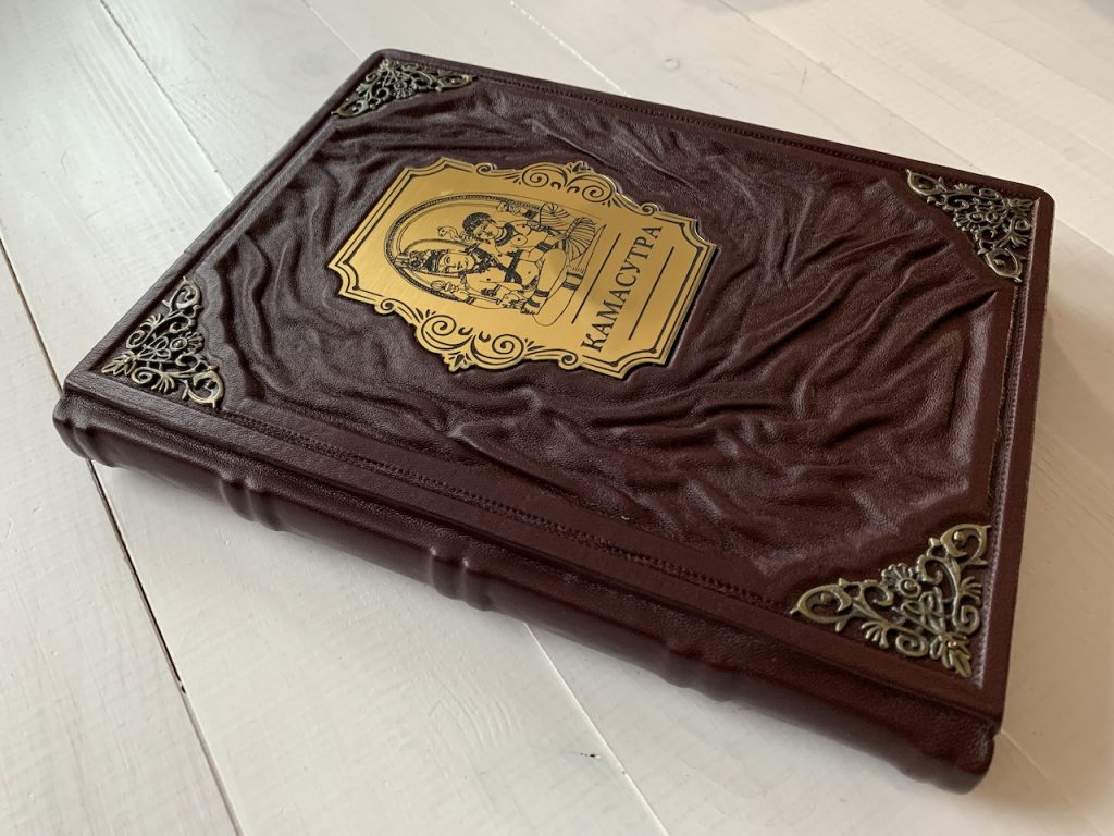 Кожаная книга клипарт. Подарочная книга. Ватсьяяна малланага. Камасутра крупным планом. Классическая камасутра подарочное издание в коробе.