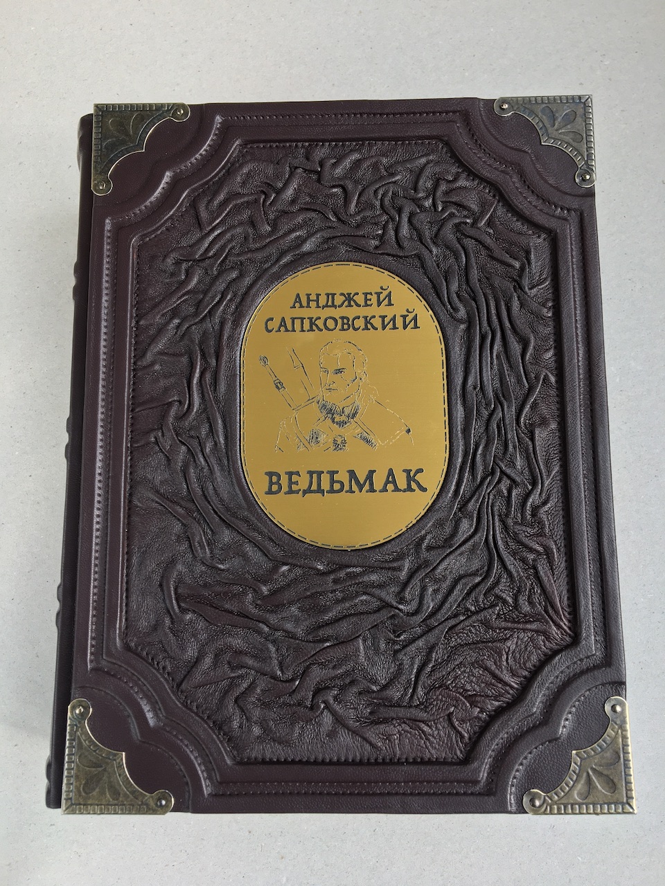 Ведьмак. Анджей Сапковский (подарочная кожаная книга)